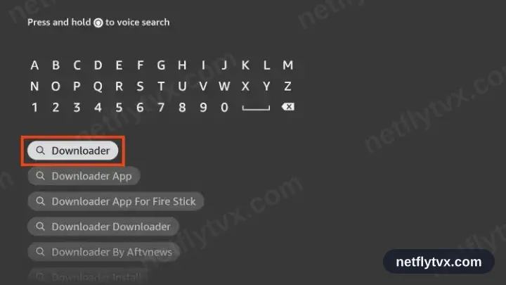 Saisie du mot Downloader dans la recherche Fire TV